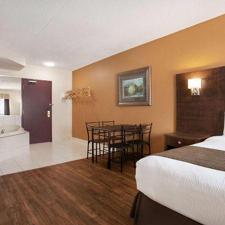 Days Inn By Wyndham Leamington Extérieur photo