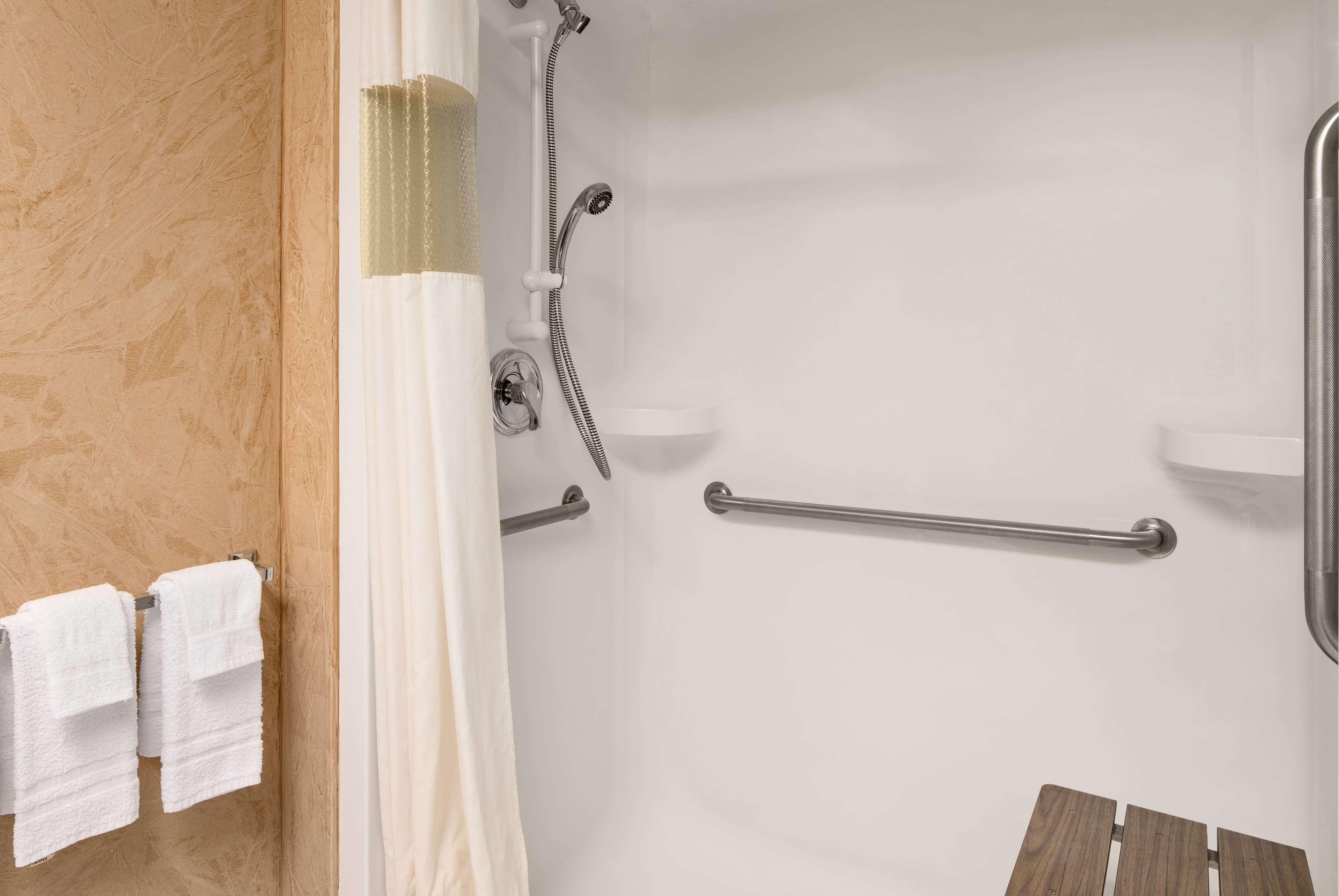 Days Inn By Wyndham Leamington Extérieur photo