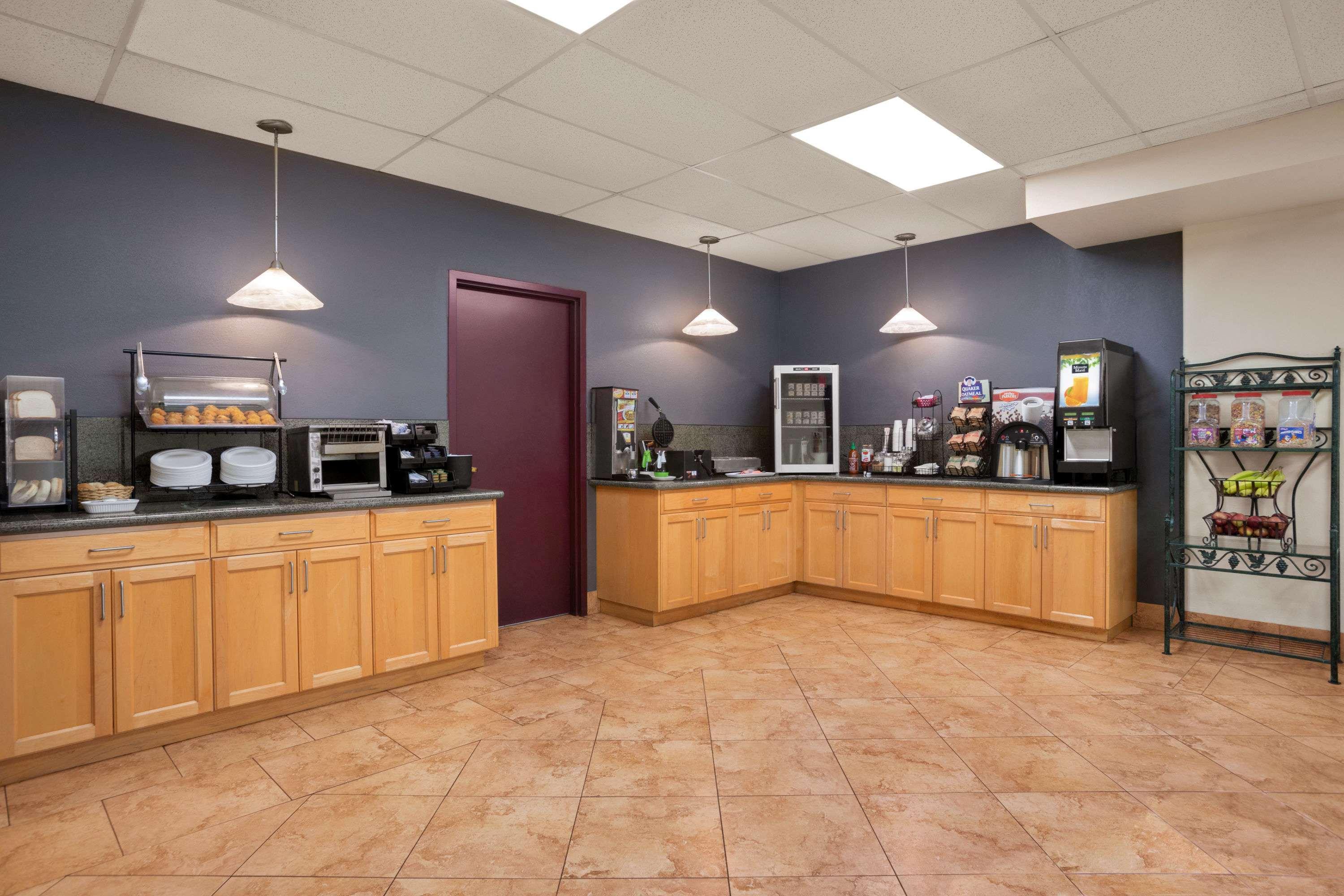 Days Inn By Wyndham Leamington Extérieur photo