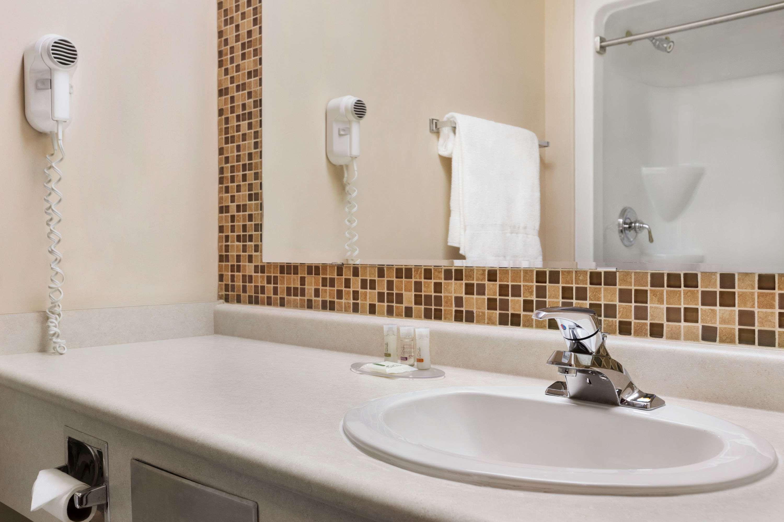 Days Inn By Wyndham Leamington Extérieur photo